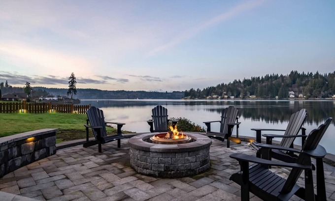 Shelton House | NEW 120' Waterfront Cabin | Hot Tub, Sauna & Firepit - Hammersley Inlet Retreat!