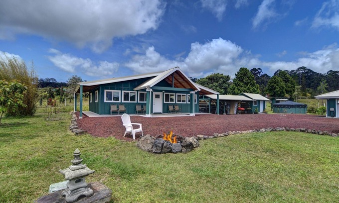 Hilo House | NEW 2 bedroom hosted Tranquil Island Getaway