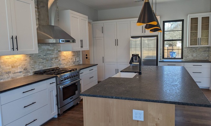 Galindo House | New 2023 Home, Cool Pool, 4Bedroom, 3.5 Bath, 10 guests, in great South Austin!