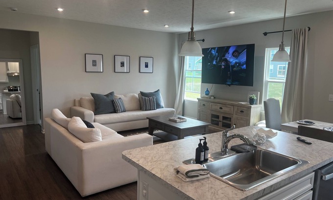 Wooster House | New 2024 Luxury 3BR Home Near Downtown Wooster & College