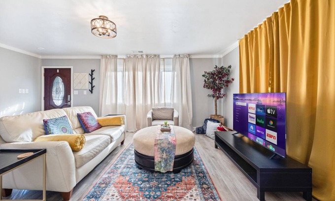 Sacramento Apartment | *New* 2BR/1BA - Walk to Golden 1 Center