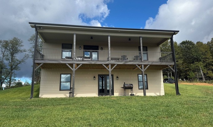 West Jefferson House | New 4 bedroom house secluded with Mountain View’s and access to New River