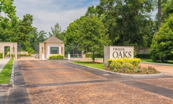 Tomball House | New 4bdr in Gated Comm + HUGE Summer Kitchen Area