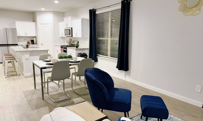Crowley House | New 4BR Extended Stay Oasis – Pet Friendly Paradise
