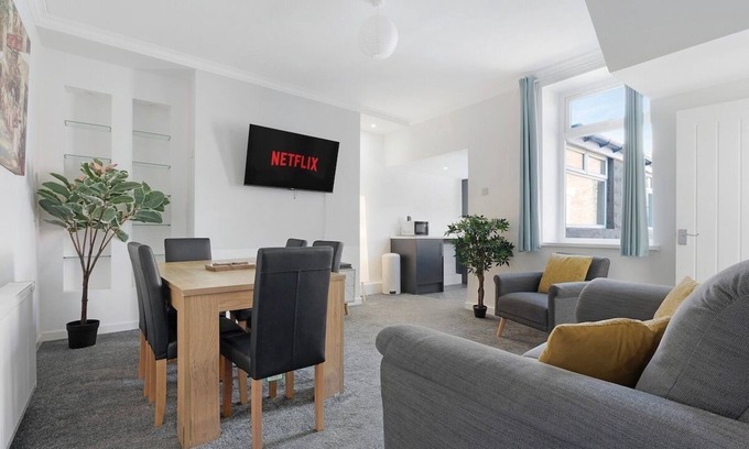 Stanley House | New! 4BR in Durham Road