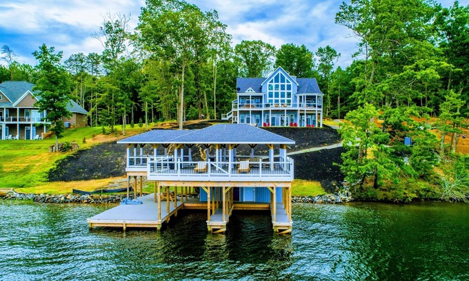 Mineral House | NEW 4BR Lakefront Lake Anna, Hot Tub, Boat Dock, Deck, Fire Pit, Views