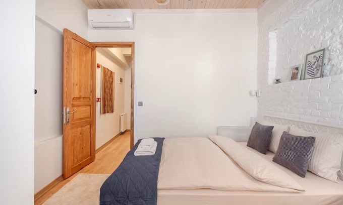 Kumkapi House | New 5-bedroom house for friends and families with WiFi, AC, near best hotspots