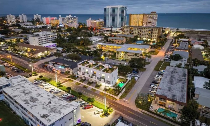 Pompano Beach House | New 5BR Villa Beach Walk Jacuzzi Retreat