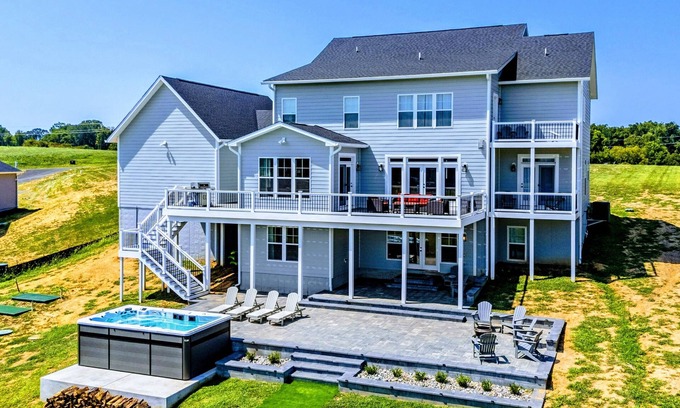 Mineral House | NEW 8BR Lakefront Lake Anna, Dock, & Swim Spa