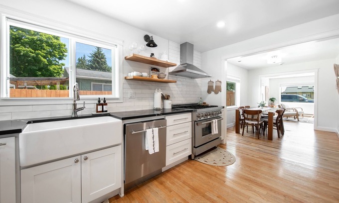 Shoreline House | NEW! AC & Single Level house| EV Charger, King Bed | Parking