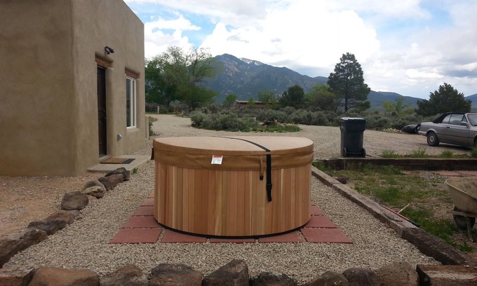 El Prado House | New adobe guest house - mountain views - great location - hot tub