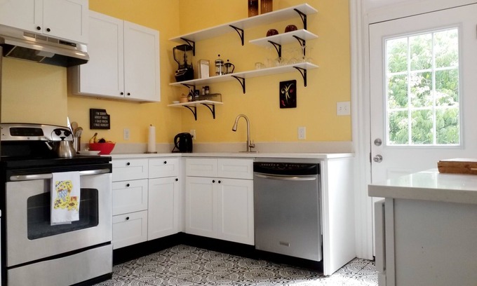 Broadmoor Apartment | New apt in center of New Orleans! Great location for travel nurse/professionals!