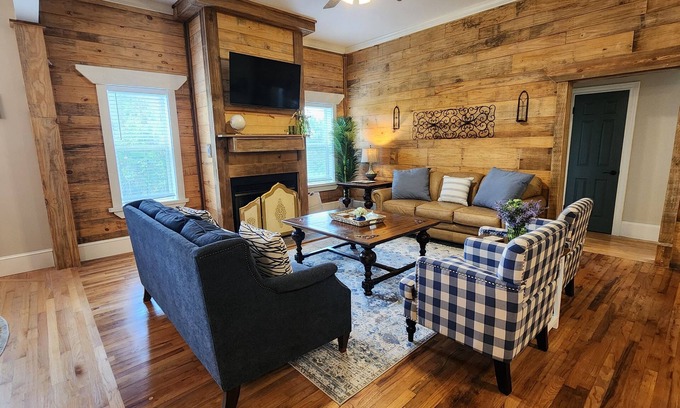 Bryan Other | NEW Arrow Grove Farmhouse Renovated Quiet Farmhouse 25 minutes from Kyle Field