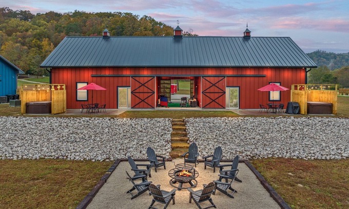 Stanton House | New Barndo/Kayak Launch/2 Private Hot Tubs