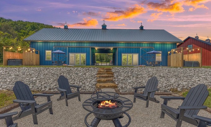 Stanton House | New Barndo/Kayak Launch/2 Private Hot Tubs