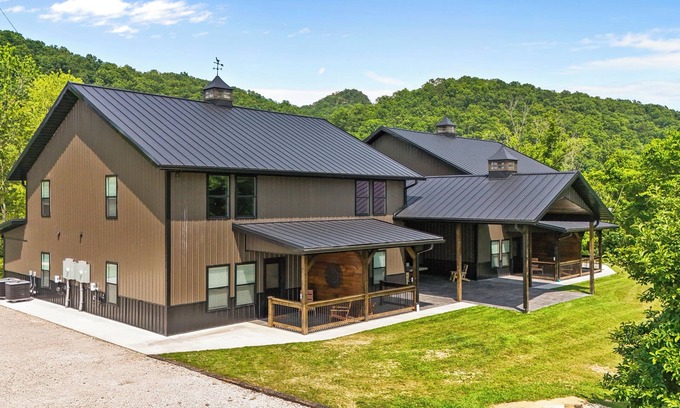 Stanton House | New Barndominium/12 Guest/2 Hot Tubs/2 Kitchens/2 Firepits