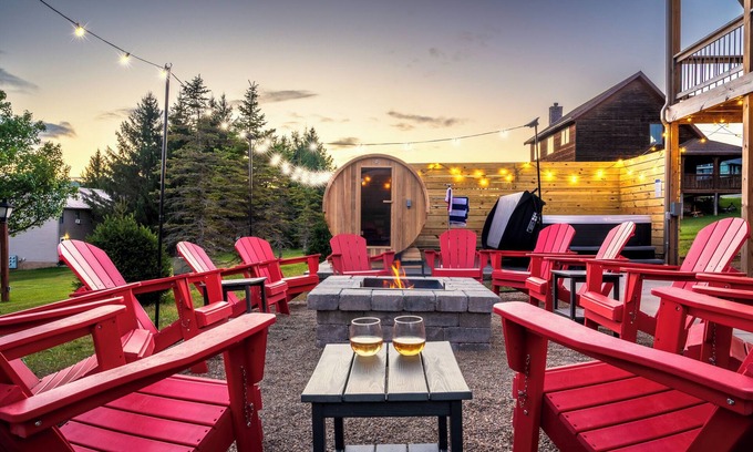 Davis House | New Barrel Sauna HotTub 5Kings Arcades AirHockey