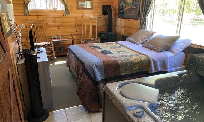 Payson Cabin | New bathroom!Private porch swing, picnic table, plus indoor Jacuzzi & Fireplace.