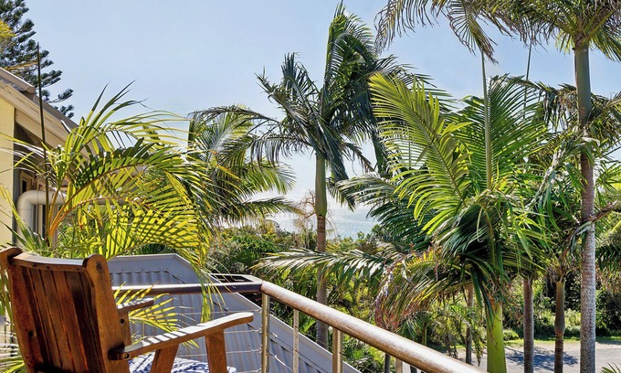 Angourie Villa | NEW Beachside Treehouse Villa! Park, Blue pool & Beach Access A/C, WiFi, bbq +