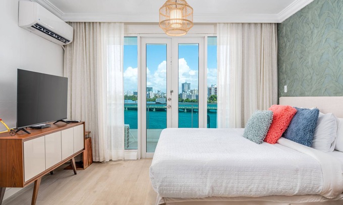 Puerta de Tierra Apartment | New beautiful bath and floors. Kitchen. Dine in a balcony with ocean view.