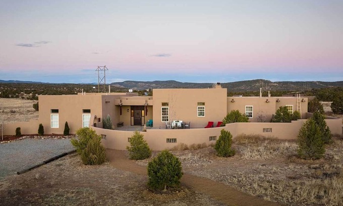 Canoncito House | *NEW* Beautiful High End Home 20 min from Plaza