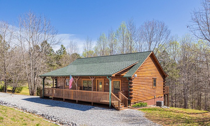 Vein Mountain Cabin | NEW BEAUTIFUL PRIVATE CABIN - 17 miles from Lake Lure & 19 miles from TIEC