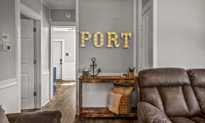 Port Washington Apartment | ⭐️New | Beautifully Remodeled | Walk to the Lake ⚓️