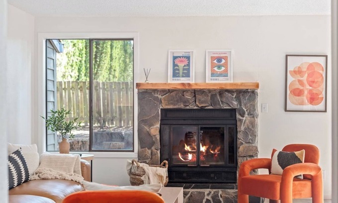 Oak Hills House | New! Beaverton 2BR/2BA Fenced Backyard Extended Stays