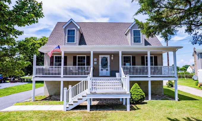 Bowers Beach House | NEW! Bowers Retreat - Sleeps 10 - Steps to beach! 10 Minutes to DE Turf!