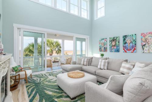 Beachwalk House | New Build, walking distance to pool and beach! Perfect location on Harbor Island!