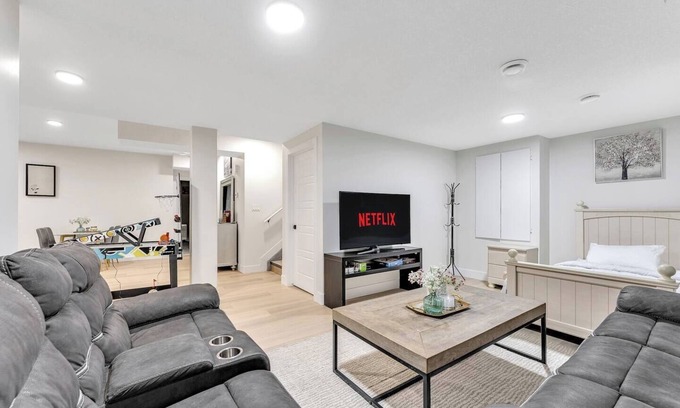 Southeast Edmonton House | New Built|Spacious Legal Suite Bsmt|Games|Netflix