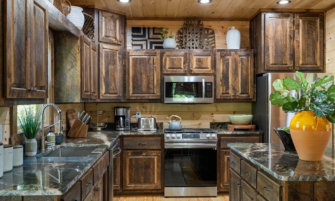 Epworth Cabin | New cabin with spa in Blue Ridge. Close to trails, shopping, and amazing views.