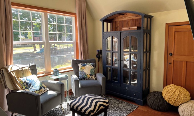 Kirkland Cottage | New carriage house, king bed, minutes to grocery, restaurants, Lake front.