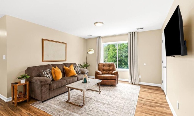 Roseville Apartment | New! Comfy 1BR Upper Flat near Downtown Roseville