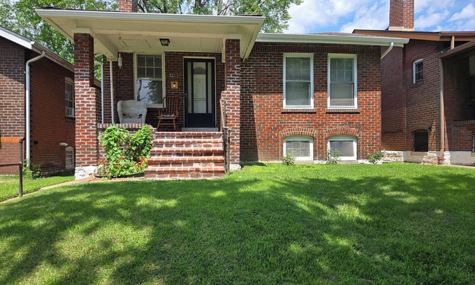 St. Louis House | New Comfy Cottage, 2BD1.5BA, Fenced Backyard, Pet Friendly