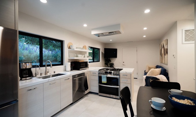 Thousand Oaks House | New Contemporary in a Parklike setting 2-bed 2-bath in amazing TO fast WiFi, AC