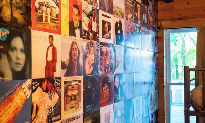 Triadelphia House | New Converted 3BR, 2BA barn, in wild, wonderful West Virginia with AC, WiFi