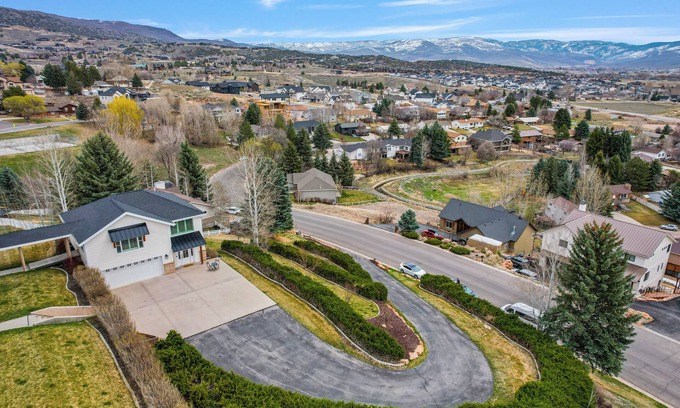 Heber House | New! Cottage on the Hill, Sleeps 6, Incredible Views, Garage, Office, Gym