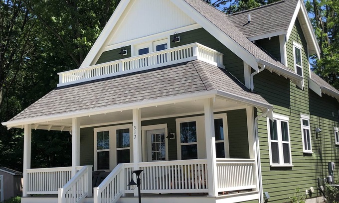 New Buffalo House | New cottage with pool and walkable to downtown/beach