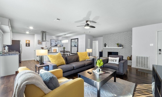 The Colony House | NEW - Cozy Bungalow Prime Location near Grandscape, Golf and Lake Lewisville