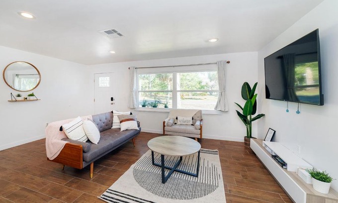 Crystal River House | NEW Cozy House 5 Min Three Sisters Springs