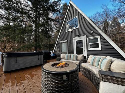 Tamworth Ski Chalet | NEW! Cozy & Modern A-Frame in the woods w/HOT TUB