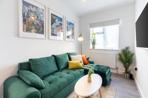 Plumstead Apartment | New! Delightful 2BR Flat in Woolwich