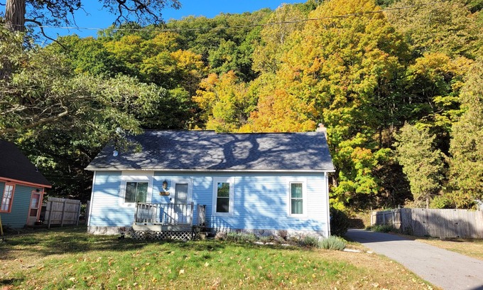 Elberta House | New! Elberta Cottage - Very Cute Dog-Friendly Bungalow in Great Location!