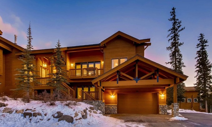 Woodmoor Cabin | NEW Emmett's Peak in Breck, Forest & Mountain Views, 5min drive to Slopes/Downtown, Hot Tub