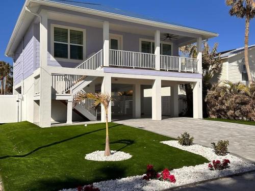 Mid Island House | New everything walk to BEACH