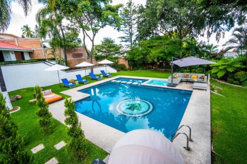 Cuernavaca House | New Family Home with Pool Jacuzzi & Fronton