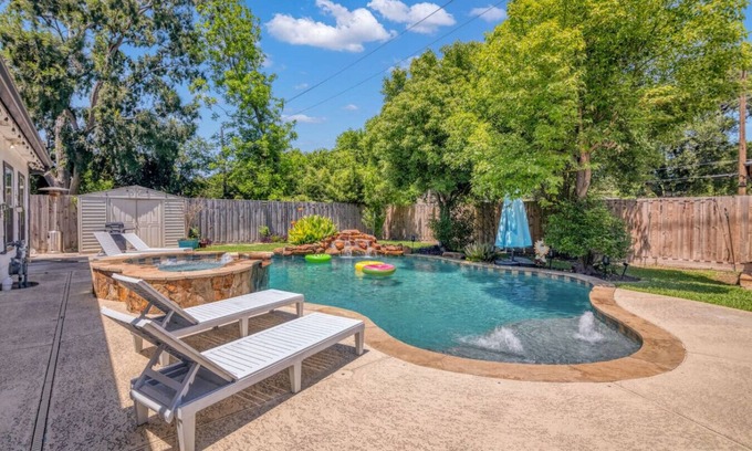 Woodlake - Briar Meadow House | *NEW* Floral Haven - Heated Pool & Game Room