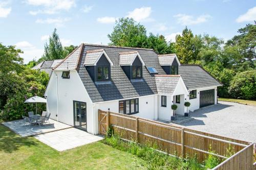 St Leonards House | NEW! Gorgeous & Huge 5 bedroom home with Parking & Garden - Excellent Location!