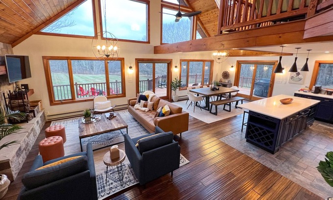 Windham Ski Chalet | NEW - Gorgeous Modern Lodge w/Mt View - 5 Min to Skiing